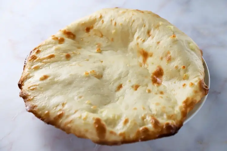 皿に盛った、焼き色のついたナン