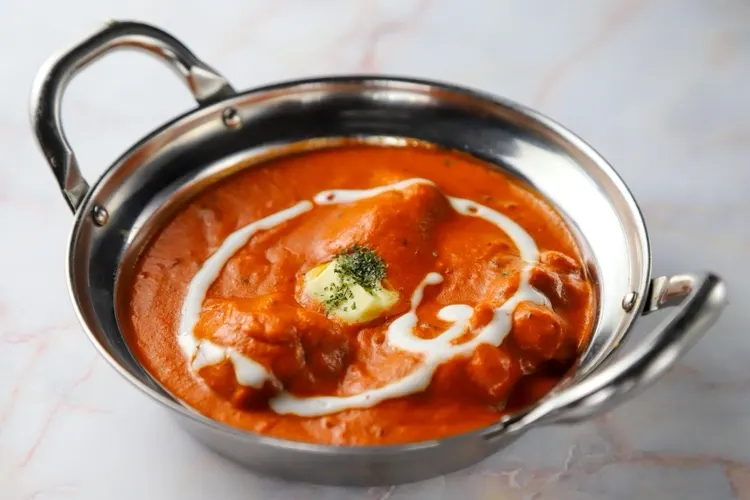 クリームを垂らした、赤いカレー