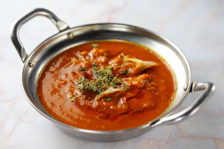 ハーブを散らした赤いカレー