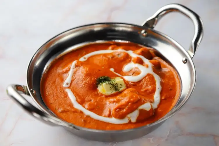 クリームとバターをのせた赤いカレー